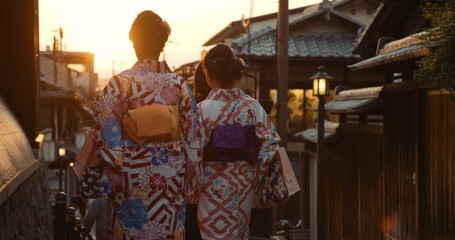 夕焼けに染まる着物女性のスローモーション映像 | 日本の伝統美