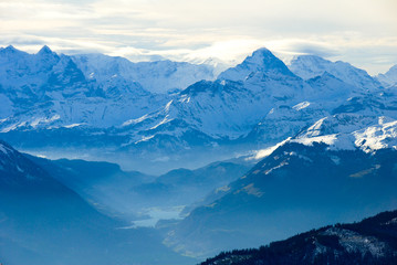 Fototapeta na wymiar 秋のピラトゥス山の山頂から見た風景　ベルナーオーバーラントの山々の遠望とルンゲルン湖（スイス・ベルン州、オプヴァルデン準州、ニトヴァルデン準州、ルツェルン州）