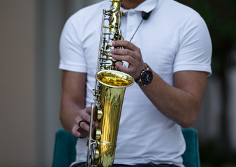 Obraz premium hands of the musician play the saxophone