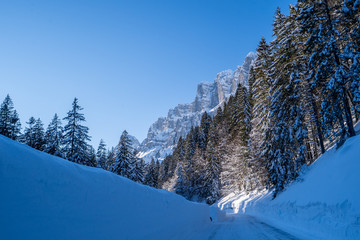 Schneebedeckte Strasse im Winter, zum Pass. - 259899424