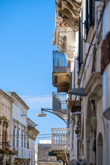Balkone in Italienischer Stadt am Mittelmeer