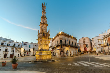Straßenkreuzung mit Denkmal in Ostuni, Italien - Apulien