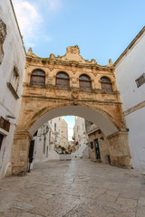 Torbogen in der Altstadt von Ostuni, Italien