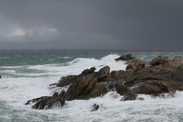 Fototapeta na wymiar tempête en Bretagne sur les rochers