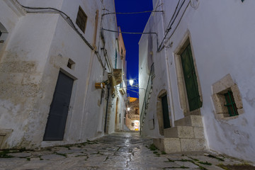 Blaue Stunde in der italienischer Altstadt - Ostuni, Apulien