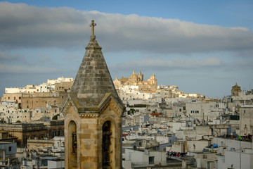 Stadtansicht von Ostuni, Italien, mit Kirchturm