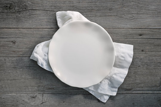 Leerer Teller auf dunklem Holz