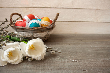  Wielkanocne tło: kolorowe pisanki ozdobione koronką, tulipany, bazie
