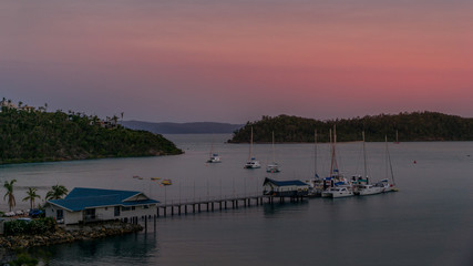 Die Schiffe am Hafen von Shute Harbour bei Sonnenuntergang in Queensland Australien