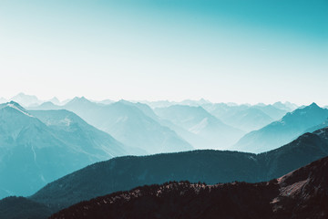 Berglandschaft im frühmorgenlichen Nebel