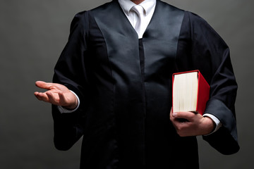 Rechtsanwalt mit Robe und Buch