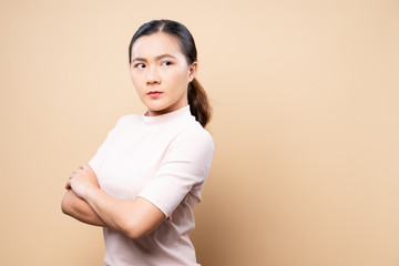 Obraz premium Angry woman standing isolated over beige brown background