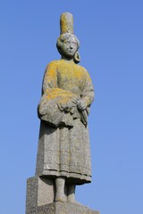 Fototapeta na wymiar statue de femme bretonne en pays bigouden