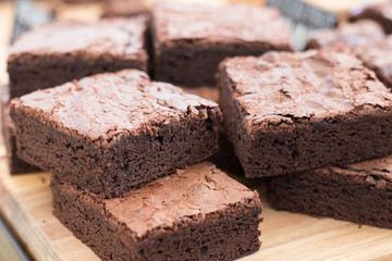Brownies presentados en cuadrados perfectos e irresistibles