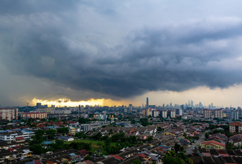 Obraz premium Lightning storm over downtown Kuala Lumpur skyline during monsoon season. 