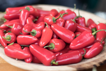 Pimiento rojo picante en cesta.