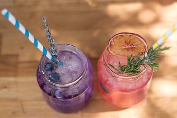 Bebidas refrescantes de color rojo y lila con un toque de romero