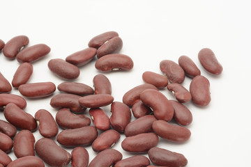 Alubia morada larga sobre fondo blanco