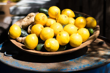 Conjunto de limones en cesta de madera
