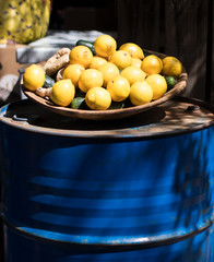 Conjunto de limones en cesta de madera