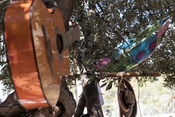 Guitarra colgada en árbol en plena naturaleza