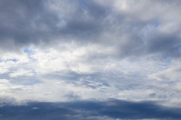 Dramatische Wolken am Himmel nach einer Regennacht