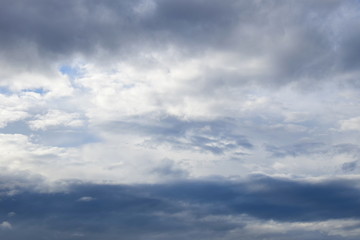 Dramatische Wolken am Himmel nach einer Regennacht