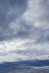 Obraz premium Bewölkter Himmel nach einer Regennacht