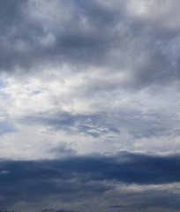 Dunkle Regenwolken nach einer Regennacht
