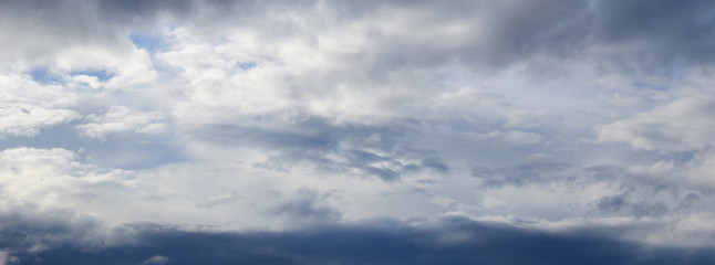 Banner und Hintergrund - Regenwolken vor blauen Himmel