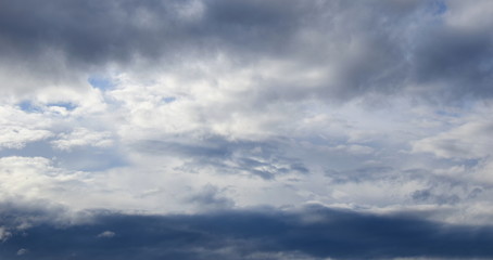 Dunkle Regenwolken vor blauen Himmel