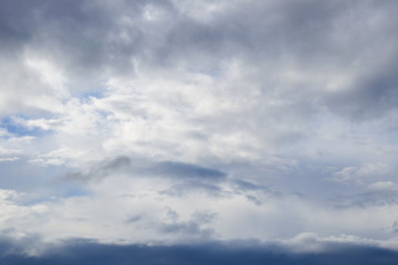 Regenwolken vor blauen Himmel