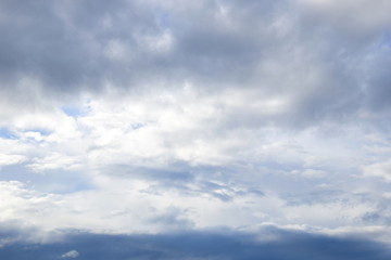 Gewitterwolken am grauen Himmel