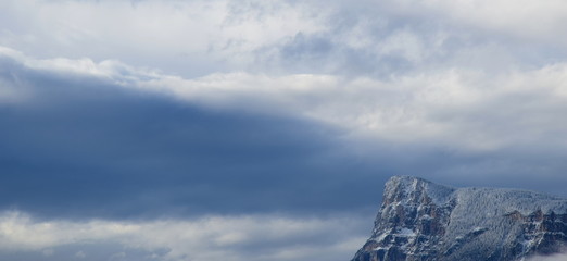Dunkle Wolken am Himmel nach einer Regennacht mit Schneefall in den Bergen - Hintergrund und Banner