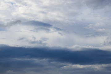 Dramatische Wolken am Himmel nach einer Regennacht