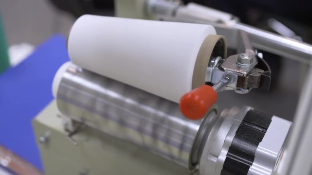 Machine for winding threads on bobbins