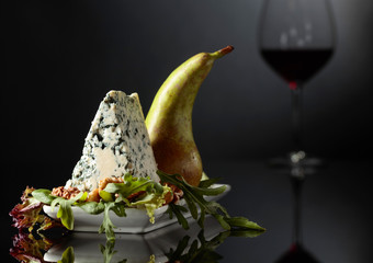 Blue cheese with walnuts, pear and greens.
