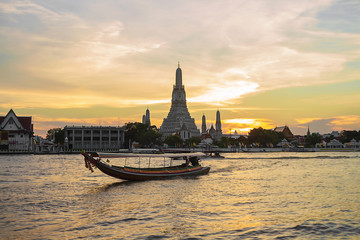 Fototapeta na wymiar Wat Arun Ratchawararam, Best of tourism in Bangkok Thailand at sunset