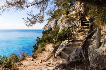 Fototapeta na wymiar Costa menorquina con su cielo y mar azul