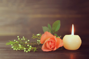 Obraz na płótnie Canvas Burning candle and flowers