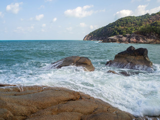 Fototapeta na wymiar The waves beat on the rocks of the coast of Koh Pangan. Thailand