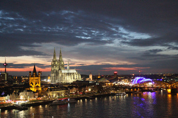 Fototapeta na wymiar night view Cologne Cathedral in Germany