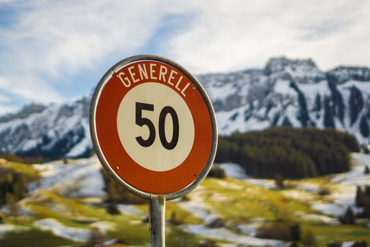 Tempo-50 Schild in der Schweiz