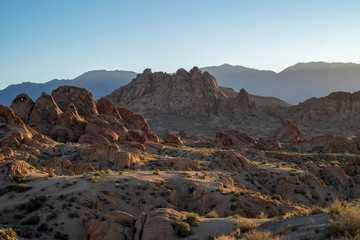 Obraz premium morning sunlight on rock formations in the Alabama Hills, Eastern Sierra Nevada mountains, Lone Pine, California, USA