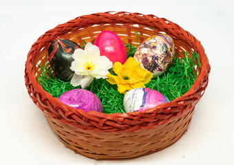 Fototapeta na wymiar Ostern Eier und Blumen in einem Korb