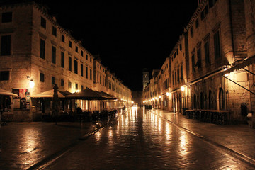 Fototapeta na wymiar ドブロブニク　プラツァ通りの夜景