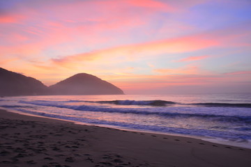 Fototapeta na wymiar Sunrise in Red beach, Ubatuba