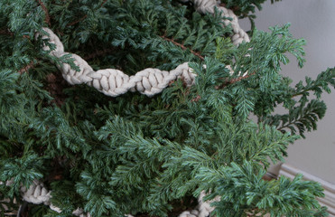 Arbol denavidad decorado con macrame beige detalle y textura de ramas