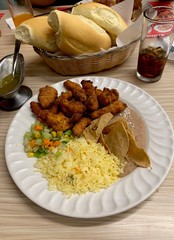 pechuga de pollo empalizadas, con arroz, frijol y ensalada 