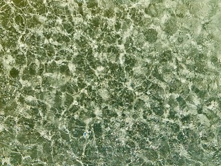 Fondo y textura de reflejo de la Luz solar sobre el agua de una piscina 